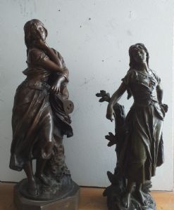 Frauenskulpturen aus Bronze und Antimon